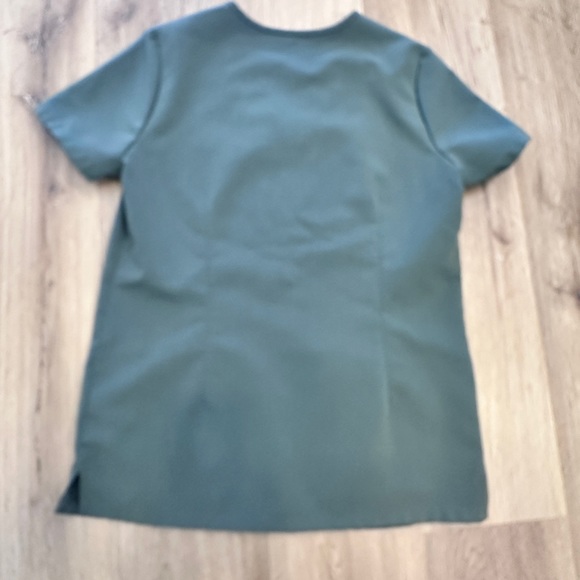 Figs XS Moss top AND figs S "v" neck top AND figs bottom - Picture 5 of 11